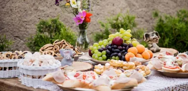 Proč upřednostnit svatební catering a podle čeho zvolit svatební kytice?